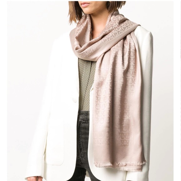 Salvatore Ferragamo shawl soft yellow color - Picture 7 of 9